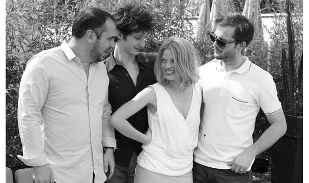 Comme des frères, François Xavier Demaison, Pierre Niney et Nicolas Duvauchelle réunis autour de Mélanie Thierry